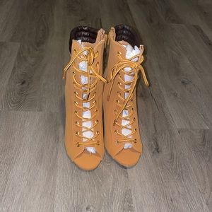 Timberland look alike pump with glass heel